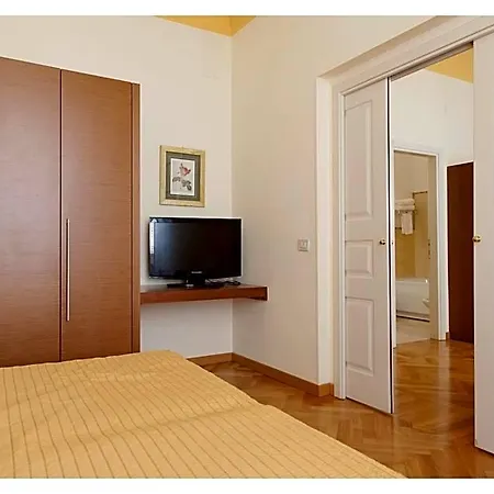 Residenza Dei Capitani - Piazza Del Popolo 3*