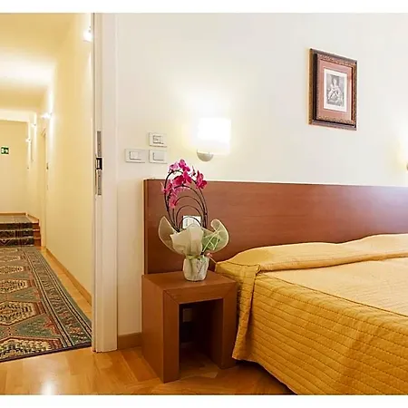 Residenza Dei Capitani - Piazza Del Popolo 3*