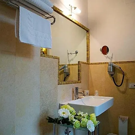 Residenza Dei Capitani - Piazza Del Popolo 3*