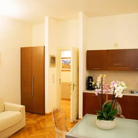 Residenza Dei Capitani - Piazza Del Popolo 3*