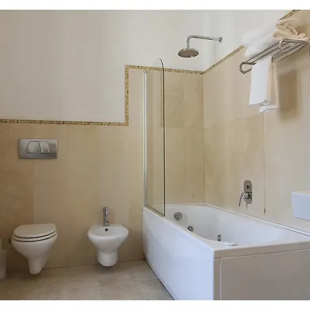 Residenza Dei Capitani - Piazza Del Popolo 3*